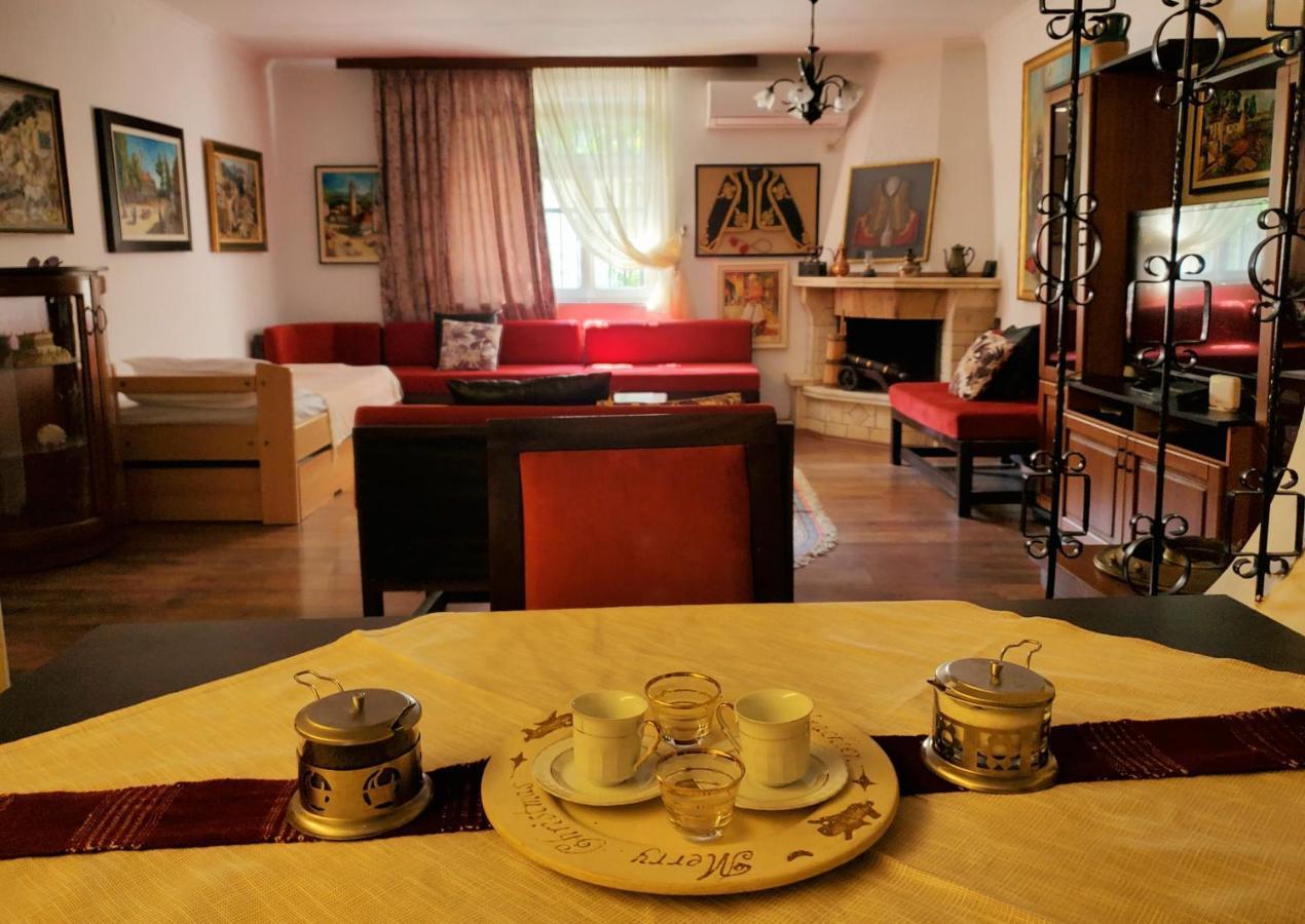 Unique Traditional House, Hosted By J&G Tirana Exterior photo