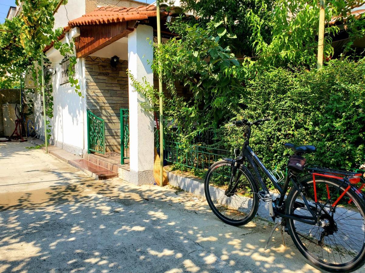 Unique Traditional House, Hosted By J&G Tirana Exterior photo