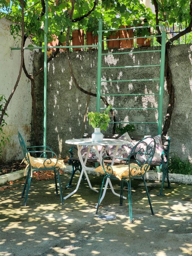 Unique Traditional House, Hosted By J&G Tirana Exterior photo